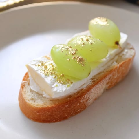 Golden, shimmering Sparkling Champagne Toasts with bubbly-soaked grapes, a lovely appetizer for celebrations.